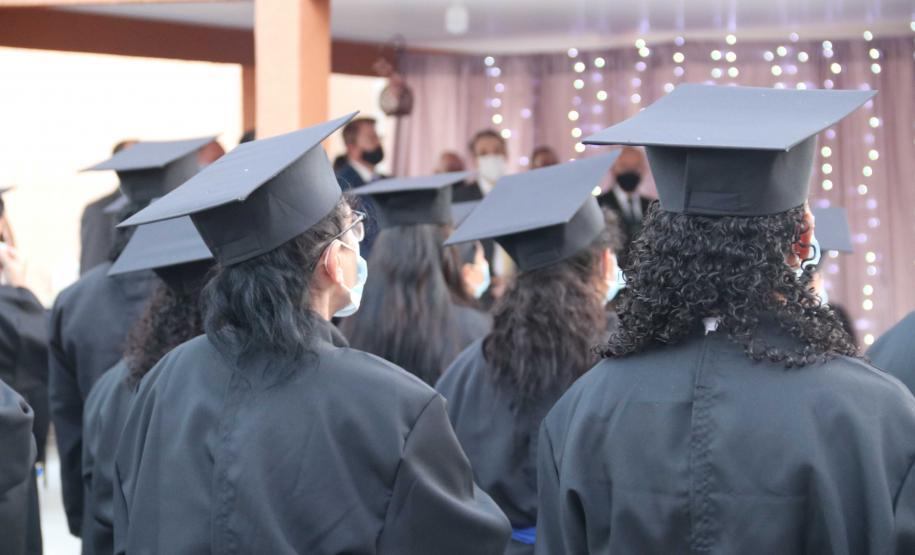 Mais de mil presos do Paraná recebem certificados de cursos profissionalizantes Convênios do Departamento Penitenciário com outras instituições proporcionam os cursos de qualificação profissional aos presos, que serão ampliados neste semestre. As novas penitenciárias já virão com a estrutura montada para oferecer a capacitação.