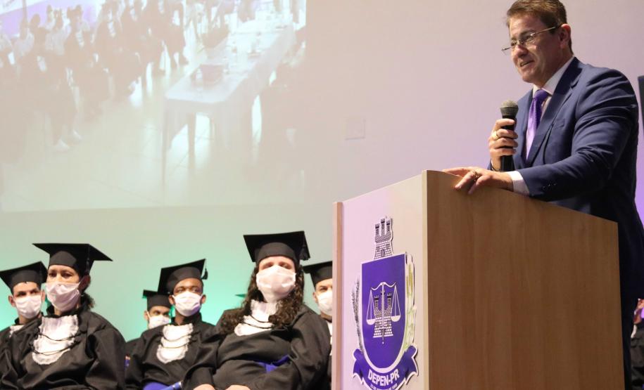 Mais de mil presos do Paraná recebem certificados de cursos profissionalizantes Convênios do Departamento Penitenciário com outras instituições proporcionam os cursos de qualificação profissional aos presos, que serão ampliados neste semestre. As novas penitenciárias já virão com a estrutura montada para oferecer a capacitação.