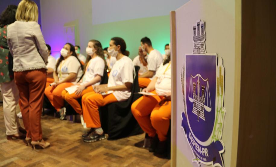 Mais de mil presos do Paraná recebem certificados de cursos profissionalizantes Convênios do Departamento Penitenciário com outras instituições proporcionam os cursos de qualificação profissional aos presos, que serão ampliados neste semestre. As novas penitenciárias já virão com a estrutura montada para oferecer a capacitação.