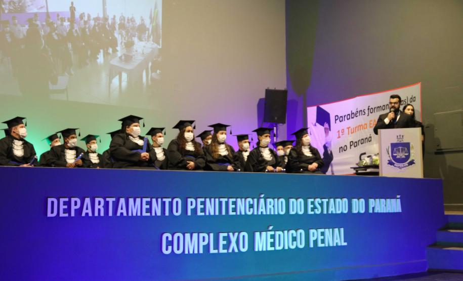 Mais de mil presos do Paraná recebem certificados de cursos profissionalizantes Convênios do Departamento Penitenciário com outras instituições proporcionam os cursos de qualificação profissional aos presos, que serão ampliados neste semestre. As novas penitenciárias já virão com a estrutura montada para oferecer a capacitação.