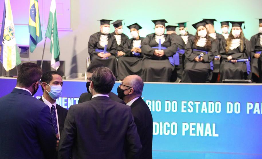 Mais de mil presos do Paraná recebem certificados de cursos profissionalizantes Convênios do Departamento Penitenciário com outras instituições proporcionam os cursos de qualificação profissional aos presos, que serão ampliados neste semestre. As novas penitenciárias já virão com a estrutura montada para oferecer a capacitação.