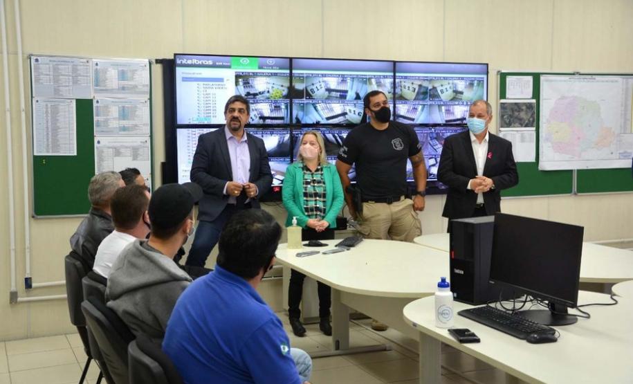 Servidores do sistema prisional recebem treinamento na área de inteligência Vinte agentes penitenciários de todo o Paraná participaram do curso, promovido pela Escola de Formação e Aperfeiçoamento Penitenciário (Espen), em parceria com a Polícia Militar. O objetivo da ação foi aperfeiçoar a produção do conhecimento e integrar as forças de segurança.